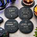 Gepersonaliseerde ronde leistenen verjaardagsonderzetters met Level Up gamerdesign