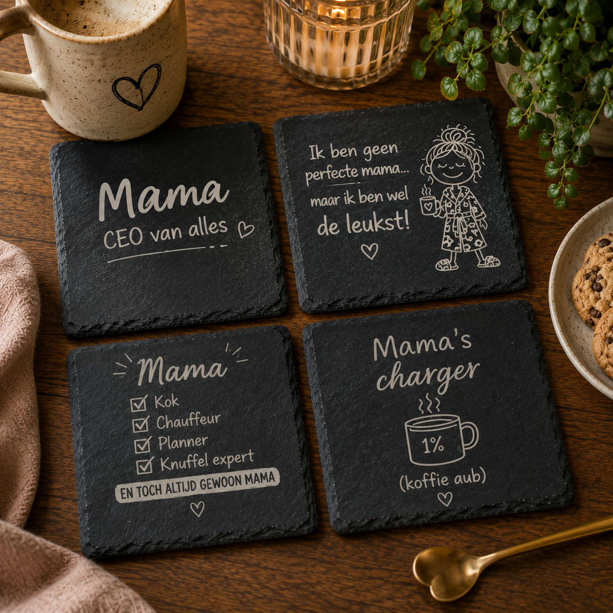 Lifestyle foto van set van 4 vierkante leistenen onderzetters met grappige mama teksten