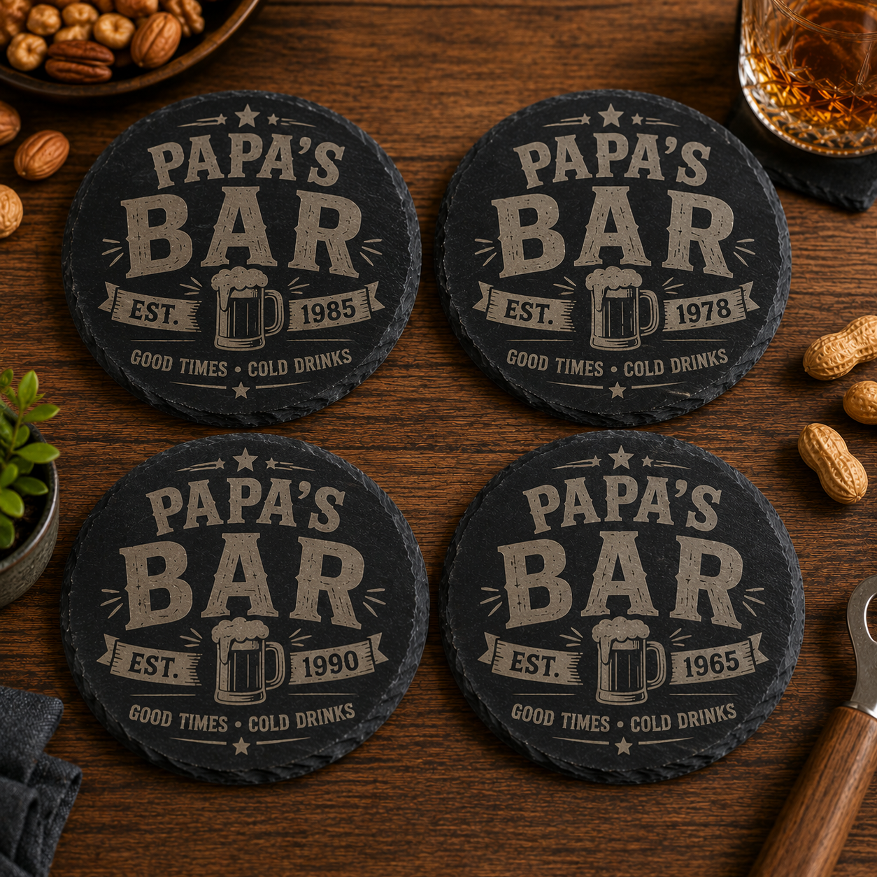 Set van vier ronde leistenen onderzetters Papa's Bar